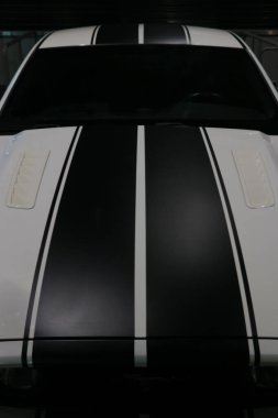 Wroclaw, Polonya, 16 Ağustos 2021: Güçlü bir Ford Mustang 'in kaputu