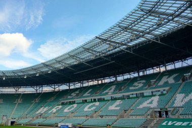 Wroclaw, Polonya, 16 Ağustos 2021: Mavi gökyüzüne karşı boş stadyum manzarası