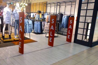 Wroclaw, Polonya, 16 Ağustos 2021: alışveriş merkezinde indirimli satışlar ve indirimler. İndirim sezonu