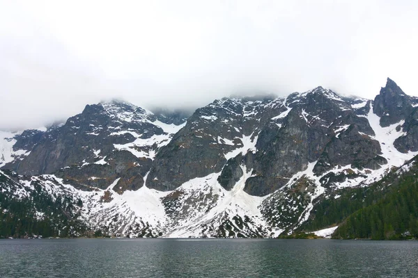 Blick Auf Bergsee Und Berge Einem Nebligen Tag — Stockfoto