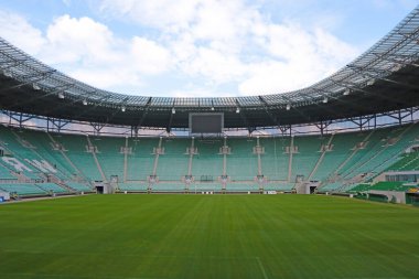 Wroclaw, Polonya, 16 Ağustos 2021: Wroclaw 'daki stadyumun yeşil futbol sahası