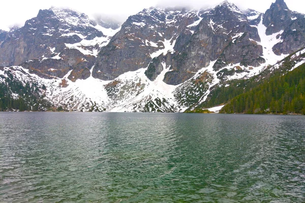 在雾蒙蒙的早晨 可以看到山区的湖景 — 图库照片