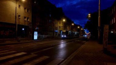 Wroclaw, Polonya, 12 Mayıs 2021: akşam tramvayın gelişi. Ekolojik Taşıma.