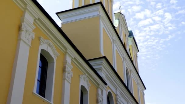 Poznan, Polen, 24 juni 2021: mooie kerk tegen de blauwe lucht. — Stockvideo