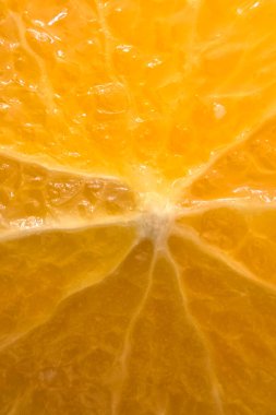 Portakal diliminin canlı bir makro görüntüsü sulu, dokulu bölümler ve parlak turuncu renkler sağlıklı beslenmeyi, turunçgilleri veya taze yemek reklamlarını desteklemek için ideal..