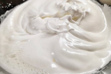 Yumuşak, yumuşak krem şanti kaplamalı, kremsi dokusunu gözler önüne seriyor, mutfak uygulamaları için ideal. Pişirme, tatlı ve dekoratif malzemeler için mükemmel malzeme. Tazelik ve hoşgörü vurgulanıyor..