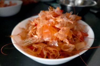 Kasede canlı karides kabukları, karmaşık desenler ve dokular var. Mutfak bağlamları için ideal, deniz ürünleri temalı tasarımlar, ya da gıda bazlı eğitim içeriği, deniz ürünlerinin hazırlanmasının güzelliğini gözler önüne seren.