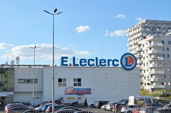 Wroclaw, Polonya, 4 Temmuz 2025: E.leclerc süpermarketlerin ön yüzü modern apartman binalarının arka planına belirgin bir şekilde karşıdır. Arabalar ön tarafa park edilmiş, açık mavi gökyüzünün altında etkin bir alışveriş atmosferi yaratıyorlar.