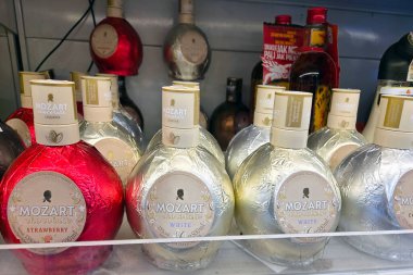 Wroclaw, Polonya, 5 Ağustos 2025: Çilek ve beyaz çikolata gibi tatların yer aldığı çeşitli mozart çikolata likörü şişeleri koleksiyonu. Zarif ambalaj bir gurme ve festival cazibesini yansıtıyor, hediye vermek veya özel kutlamalar için ideal.