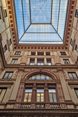 Roma, İtalya, 29 Aralık 2025: Süslü mimari ayrıntılar ve modern cam tavan içeren zarif bir avlu. Karmaşık şablonlar ve tarihsel ve çağdaş tarzların bir karışımı ile tasarım ilhamı için mükemmel.