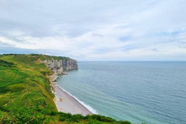 Dramatik sahil kayalıkları Fransa 'nın Etretat kentindeki geniş okyanusla buluşarak çarpıcı manzaralar sunuyor ve zümrüt yeşillik ve gök mavisi sularının zengin bir karışımı. Bu doğal manzara seyahat meraklıları, doğa severler ve fotoğrafçılar için idealdir..