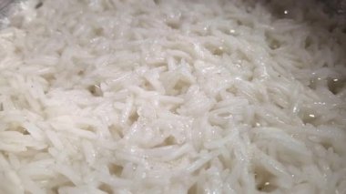 Basmati pilavı, uzun taneciklerini ve hassas dokusunu sergileyerek mükemmel bir şekilde pişirilmiştir. Aşçılık sunumları, yemek blogları ve tarif çizimleri için idealdir. Bu resim, temel besinlerin basitliğini ve zarafetini vurgular..