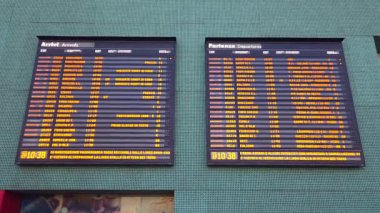 Roma, İtalya, 30 Aralık 2025: Elektronik ekran, havaalanına gidiş gelişleri ve gidişleri gösteriyor. Siyah arkaplan üzerine parlak turuncu metin uçuş numaraları, statüler ve saatler. Gerçek zamanlı uçuş güncellemesi isteyen gezginler için gerekli.