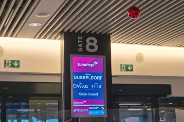 Bologna, İtalya, 4 Ocak 2026: Bir havaalanındaki sergi panosu Eurowings 'in Düsseldorf' a uçuş bilgilerini gösteriyor. Uçuş saat 14: 40 'ta ve geçit şu anda kapalı..