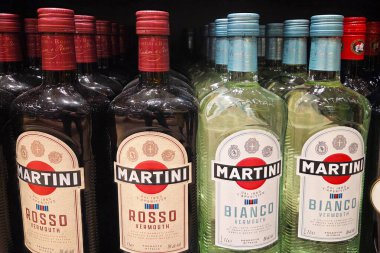 Bologna, İtalya, 4 Ocak 2026: Martini Rosso ve Martini Bianco şişeleri bir market rafında güzelce düzenlenmiştir. Sahne, vermut arayan müşteriler için mevcut çeşitliliği gösteriyor..