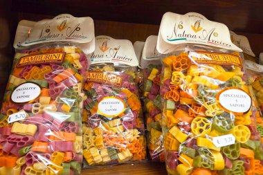 Bolonya, İtalya, 3 Ocak 2026: Değişik şekil ve renklerde çeşitli canlı makarna çeşitleri italyan zanaatkarlığı ve ev mutfağı veya gurme perakende satış ortamları için cazibe içeren düzgünce paketlenmiştir. Aşçılık ve yemek sanatları için ideal.