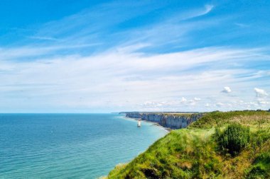 Etkileyici uçurumların berrak bir gökyüzünün altında engin bir mavi denizle buluştuğu nefes kesici bir sahil manzarası. Sahil şeridinin doğal güzelliği ve sükuneti seyahat ve doğayla ilgili tasarımlar için mükemmeldir..