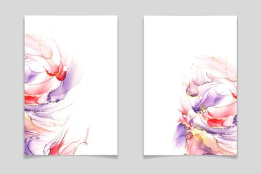 Soyut menekşe, pembe ve kırmızı sıvı suluboya arka planda altın parıltılı fırça darbeleri ve çizgiler. Altın lekeli zarif sıvı mermer alkol mürekkebi çizim efekti. Vektör illüstrasyonu