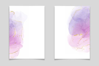 Mor gül ve lavanta rengi sıvı mermer arka planda altın çizgiler ve simli toz. Pastel pembe menekşe suluboya çizim etkisi. Altın serpintili vektör illüstrasyonu