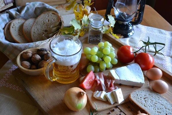 Fromage, pain, oignons, vin, tomates et bière — Photo
