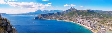 Penyal de Ifac, Calpe sahili panoramik manzarası, İspanya. Ifach Penon 'un Calpe kıyı manzarası üst görünümü.