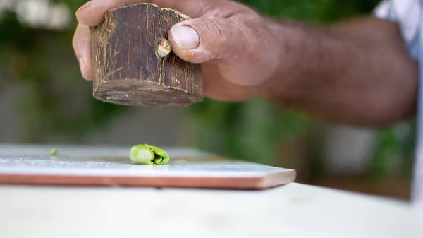 Aceitunas verdes proceso tradicional de preparación española trituración de la aceituna y empujándolos a un cubo en el suelo donde se visten con hinojo y vinagre y agua. — Foto de Stock