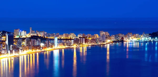 Pobřeží Calpe. Calp pobřeží v noci. Dlouhé expozice v noci na pobřeží Calpe v noci v blízkosti Penon of Ifach na jihu Španělska — Stock fotografie