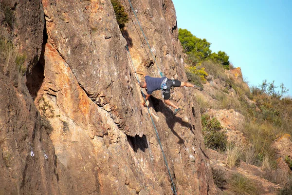 Deportista Escalando Montañas Actividad Física Campo Deportes Riesgosos Montañismo Escalada —  Fotos de Stock