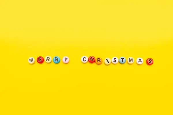 Karácsonyi kompozíció minimalizmus betűzött boldog karácsonyt sárga alapon — Stock Fotó