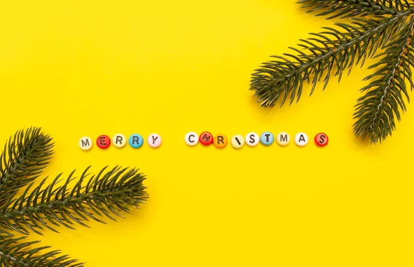 Noel kompozisyonu minimalizmi, sarı arka planda mutlu noeller..