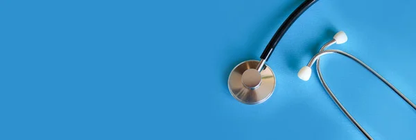 İnternet için mavi arkaplan fotokopi alanı üzerinde steteskop. Tıbbi İnternet afişi.