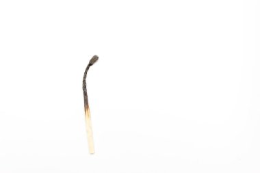 Yanan kibrit beyaz arkaplanda izole edilmiş, konsept