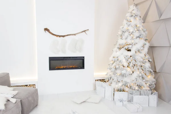 Şöminenin yanında çelengi olan bir Noel ağacı. Noel dekorasyon odası