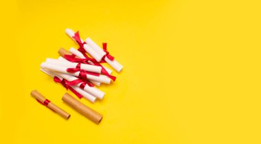Sarı arka planda kırmızı şeritli küçük kağıt ruloları