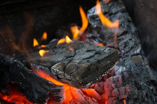 Doutnající Dřevěné Uhlí Barbecue Close — Stock fotografie