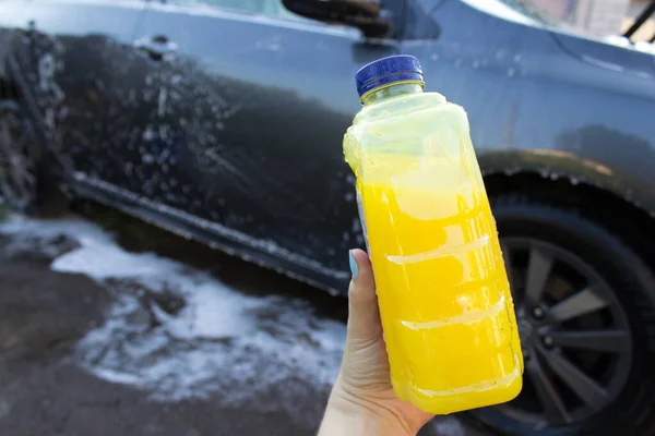 Araba yıkama için şampuan.