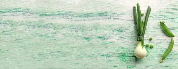 Tahta yeşil arka planda taze soğan, vejetaryen bayrağı