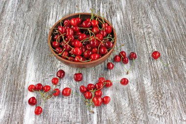 Kiraz, taze kırmızı kirazlar masada.