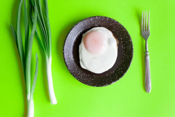 Güneşli tarafı yukarı. Yeşil soğanlı kızarmış yumurta.