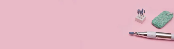 Çivi aleti pankartı. Donanım pedikürü için kesiciler. Sarı arka planda aksesuarlar ve tırnak aletleri. Manikür için değirmen kesicisi.