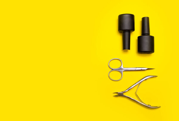 Ногти. Резчики для аппаратного маникюра. Аксессуары и инструмент для ногтей на желтом фоне.