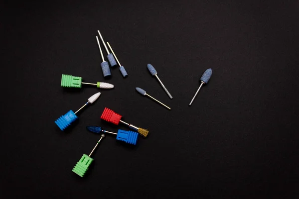 Çivi aleti. Donanım manikürü için kesiciler. Siyah arkaplanda aksesuarlar ve tırnak aracı.