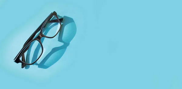 Brille Mit Schwarzem Rahmen Auf Blauem Hintergrund Vision Konzept — Stockfoto