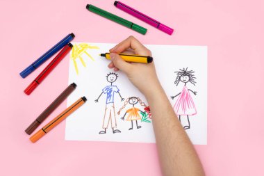 Çizim yapmak, çocuk ailesini çizmek - baba, anne ve ben. Çocukların yaratıcılık kavramı.