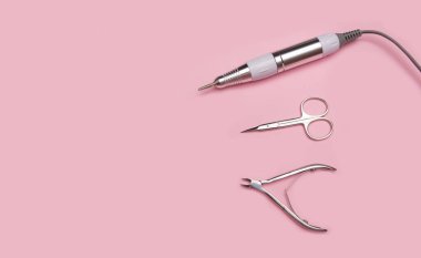 Manikür aleti, elektrikli tırnak törpüsü, tırnak makası ve makas.