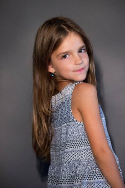 Küçük kız yalnız poz veriyor