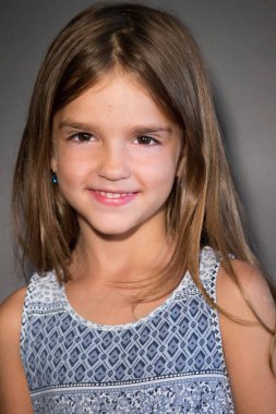 Küçük kız yalnız poz veriyor