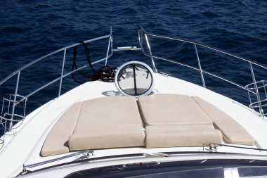 Lüks denizlerde yelken açan yat.