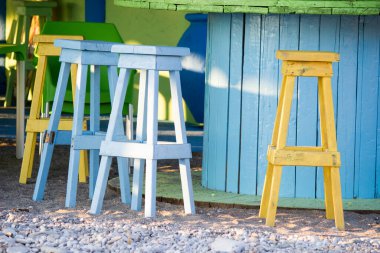 Sandalyeler plaj barı yazı