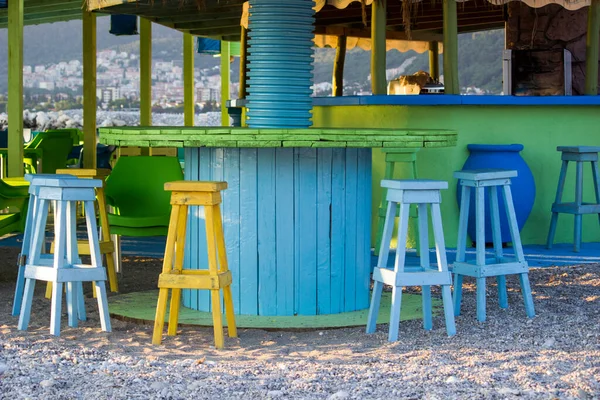 Sandalyeler plaj barı yazı